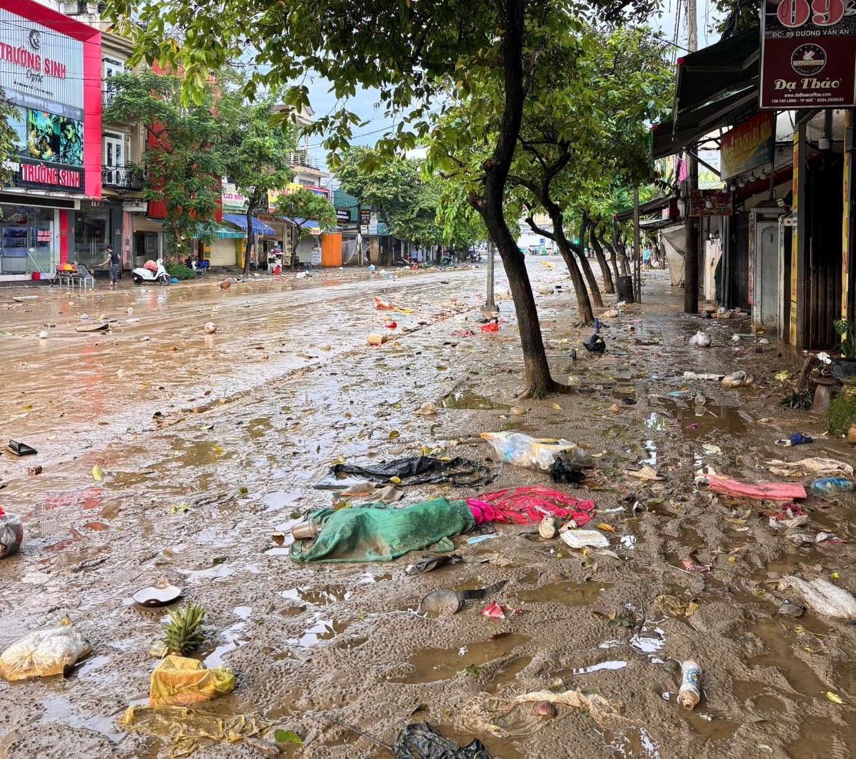 Sau khi lũ rút, trên nhiều tuyến đường tại trung tâm thành phố Huế để lại một lượng lớn bùn đất và rác thải.