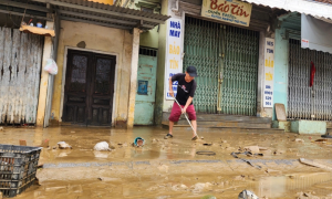 Mưa lũ giảm, một số trường học ở Huế mở cửa trở lại