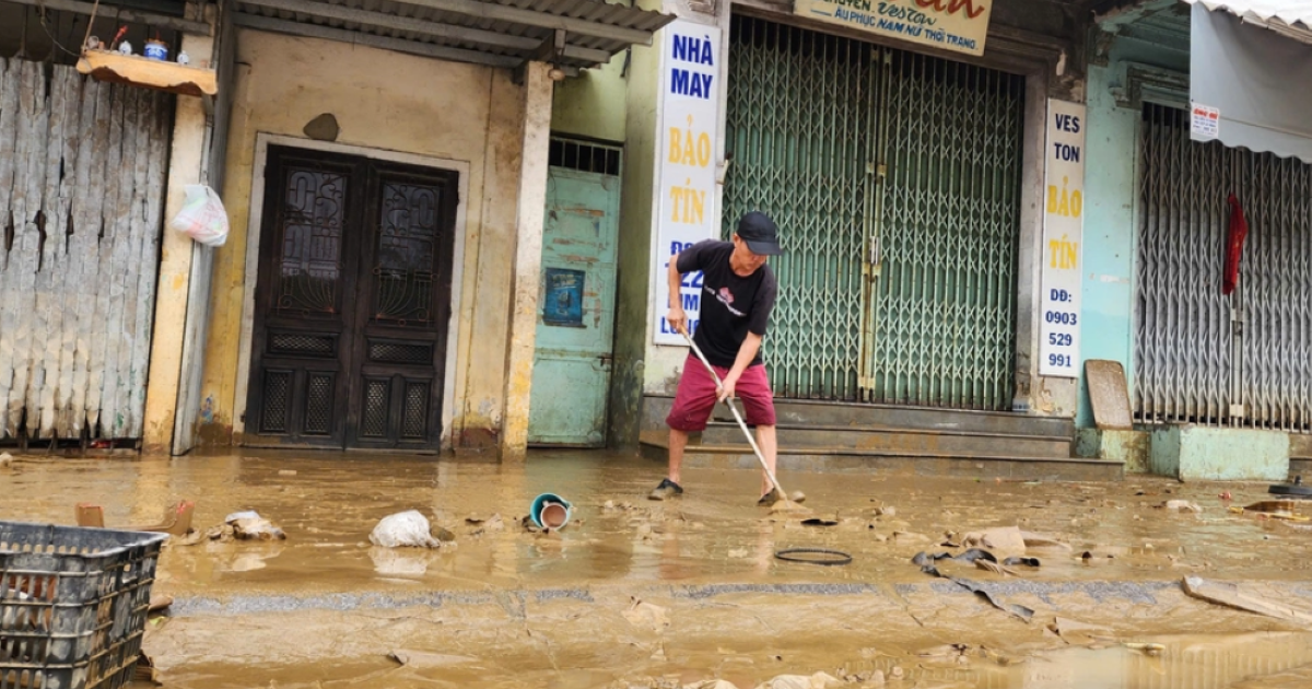 Mưa lũ giảm, một số trường học ở Huế mở cửa trở lại