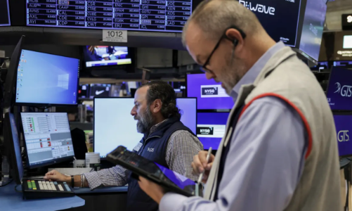 Chứng khoán Mỹ trượt khỏi kỷ lục sau báo cáo của loạt Big Tech, giá dầu tăng nhẹ