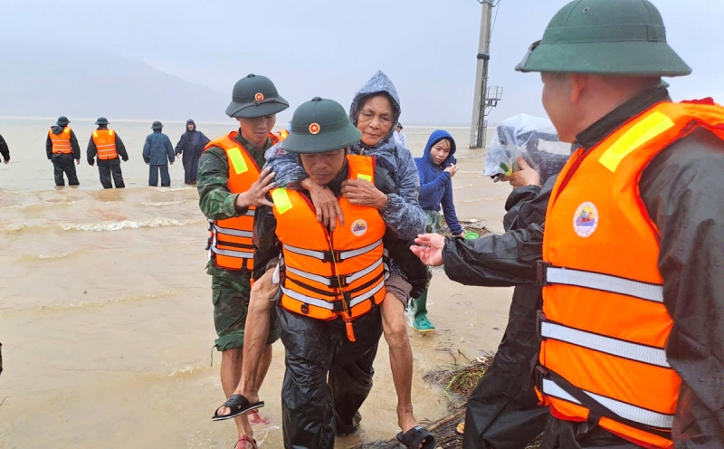 Nhiều khu vực tại Hà Tĩnh bị ngập sâu, lực lượng công an, quân sự phải hỗ trợ nhân dân ra khỏi vùng ngập lụt.