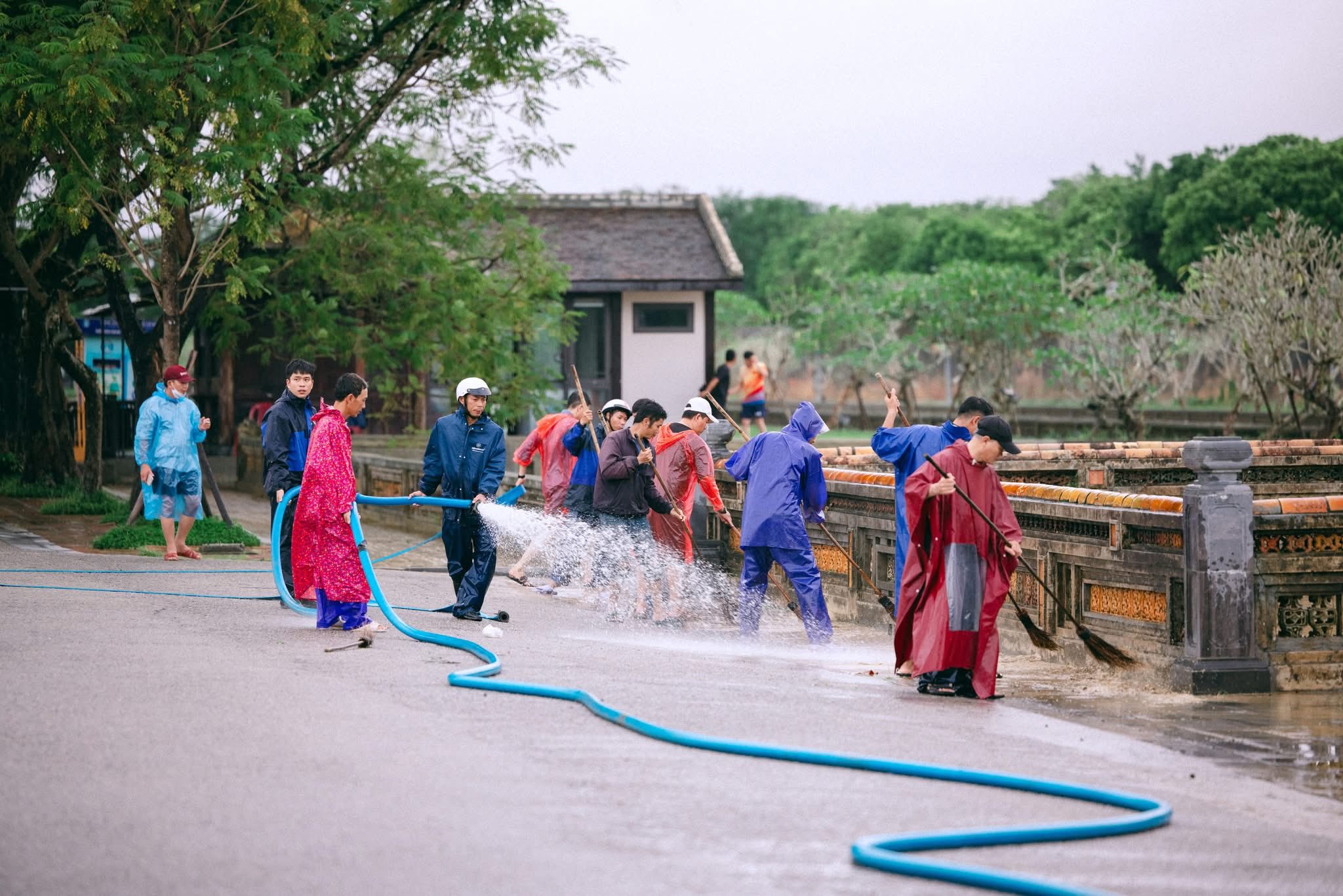 Sau khi nước rút đi, gần 200 cán bộ, nhân viên Trung tâm Bảo tồn Di tích Cố đô Huế đã được huy động tỏa về các điểm di tích trọng yếu như Đại Nội﻿, lăng Tự Đức, lăng Minh Mạng, lăng Khải Định, cung An Định… để khơi thông nước đọng, xúc bùn, rửa sân gạch và lau chùi nội thất.