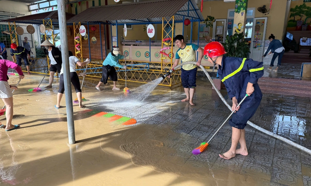 Huế chung sức khắc phục hậu quả mưa lũ, dọn dẹp sạch đẹp môi trường