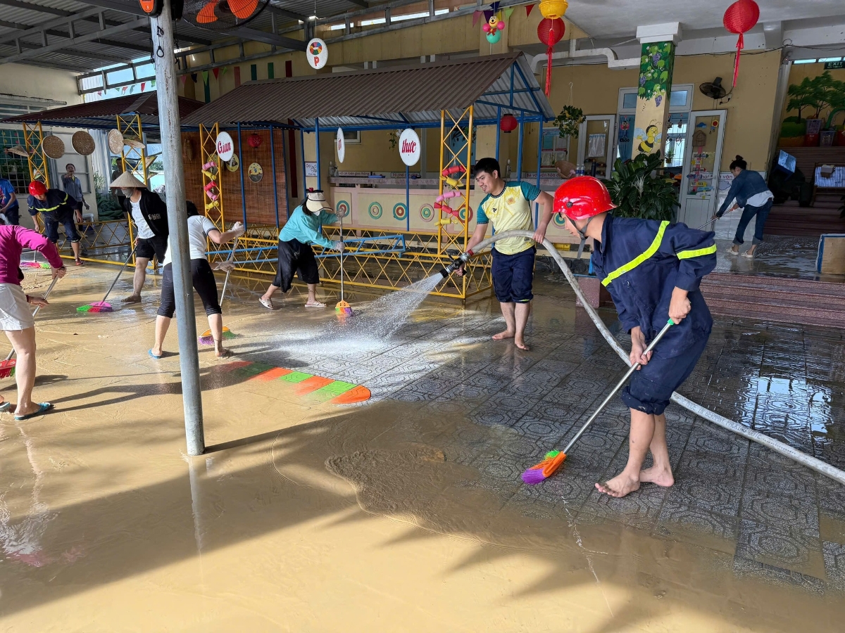 Huế chung sức khắc phục hậu quả mưa lũ, dọn dẹp sạch đẹp môi trường