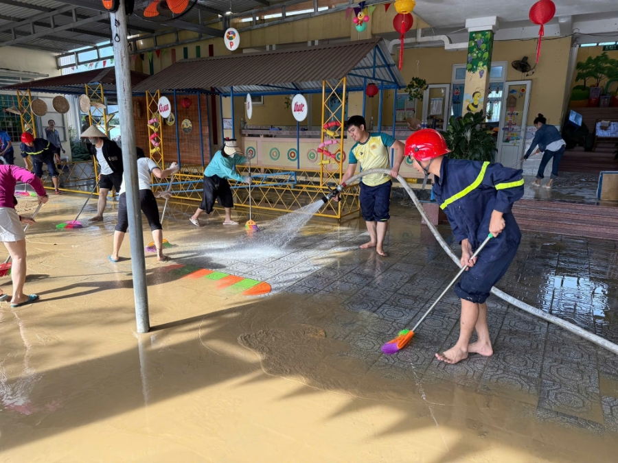 Huế chung sức khắc phục hậu quả mưa lũ, dọn dẹp sạch đẹp môi trường