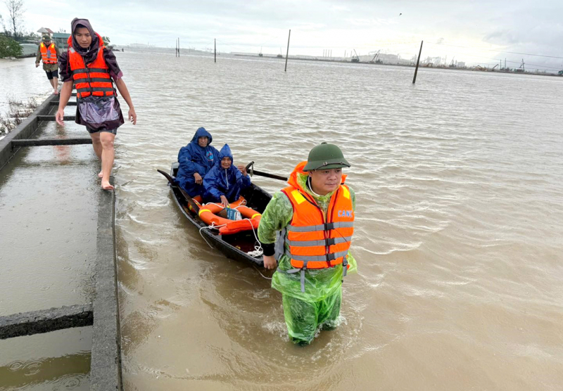 Khẩn trương sơ tán người dân khởi vùng nguy hiểm