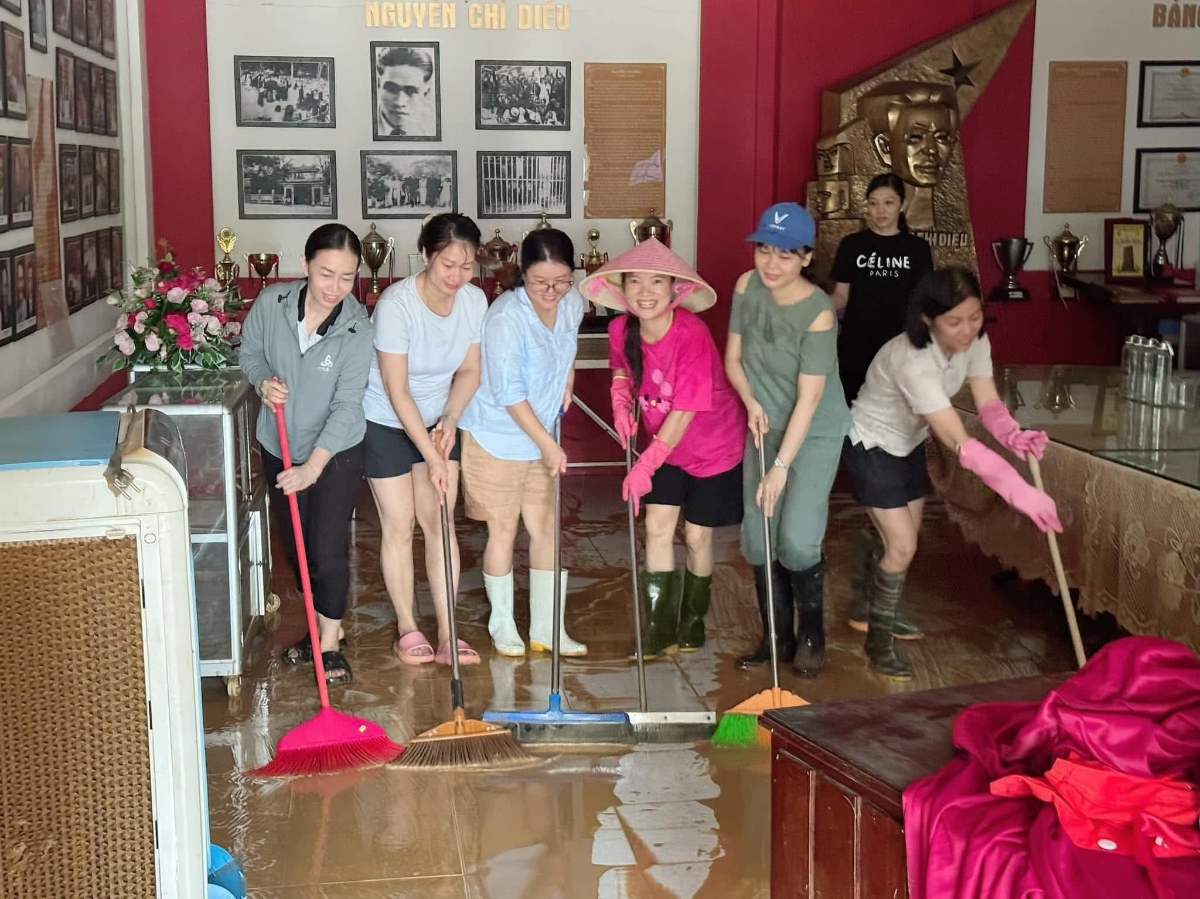 Tranh thủ nắng lên, người dân dọn dẹp.