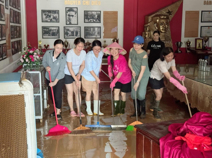 Tranh thủ nắng lên, người dân dọn dẹp.