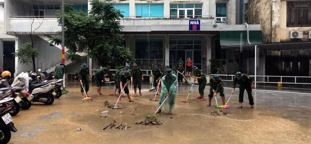 Cán bộ, chiến sĩ khắc phục hậu quả tại Bệnh viện Đại học Y Dược Huế.