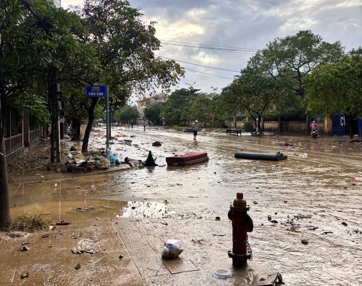 Bùn và các loại rác thải tràn ngập trên các tuyến phố.