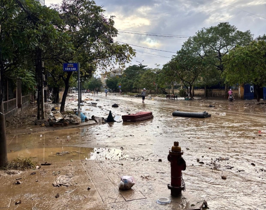 Bùn và các loại rác thải tràn ngập trên các tuyến phố.