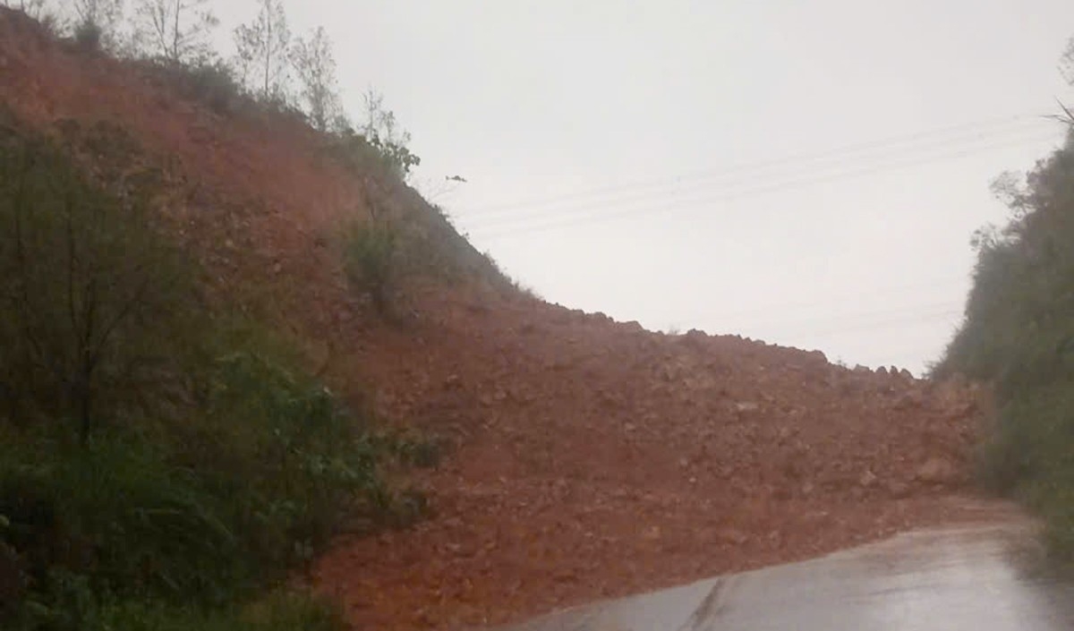 Cũng do ảnh hưởng mưa lớn, tuyến đường Đồng - Trung nối từ cao tốc Bắc - Nam xuống quốc lộ 1 đoạn qua&nbsp; xã Kỳ Anh, xảy ra sạt lở khiến hàng trăm khối đất đá tràn xuống, chắn ngang đường. Sạt lở khiến người và phương tiện không thể lưu thông đoạn tuyến này.