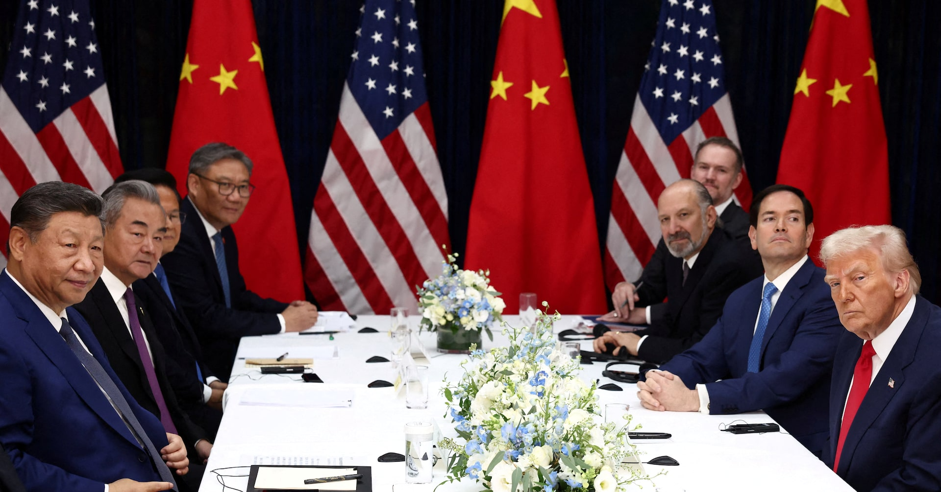 Tổng thống Mỹ Donald Trump (ngoài cùng bên phải) và Chủ tịch Trung Quốc Tập Cận Bình (ngoài cùng bên trái) gặp nhau tại Busan, Hàn Quốc ngày 30/10/2025 - Ảnh: Getty Images