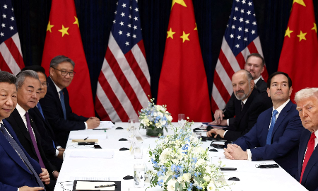 Tổng thống Mỹ Donald Trump (ngoài cùng bên phải) và Chủ tịch Trung Quốc Tập Cận Bình (ngoài cùng bên trái) gặp nhau tại Busan, Hàn Quốc ngày 30/10/2025 - Ảnh: Getty Images