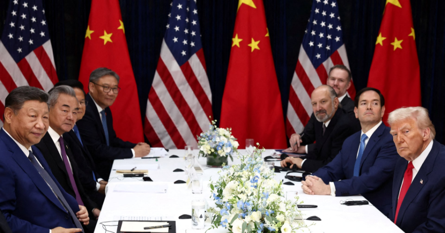 Tổng thống Mỹ Donald Trump (ngoài cùng bên phải) và Chủ tịch Trung Quốc Tập Cận Bình (ngoài cùng bên trái) gặp nhau tại Busan, Hàn Quốc ngày 30/10/2025 - Ảnh: Getty Images