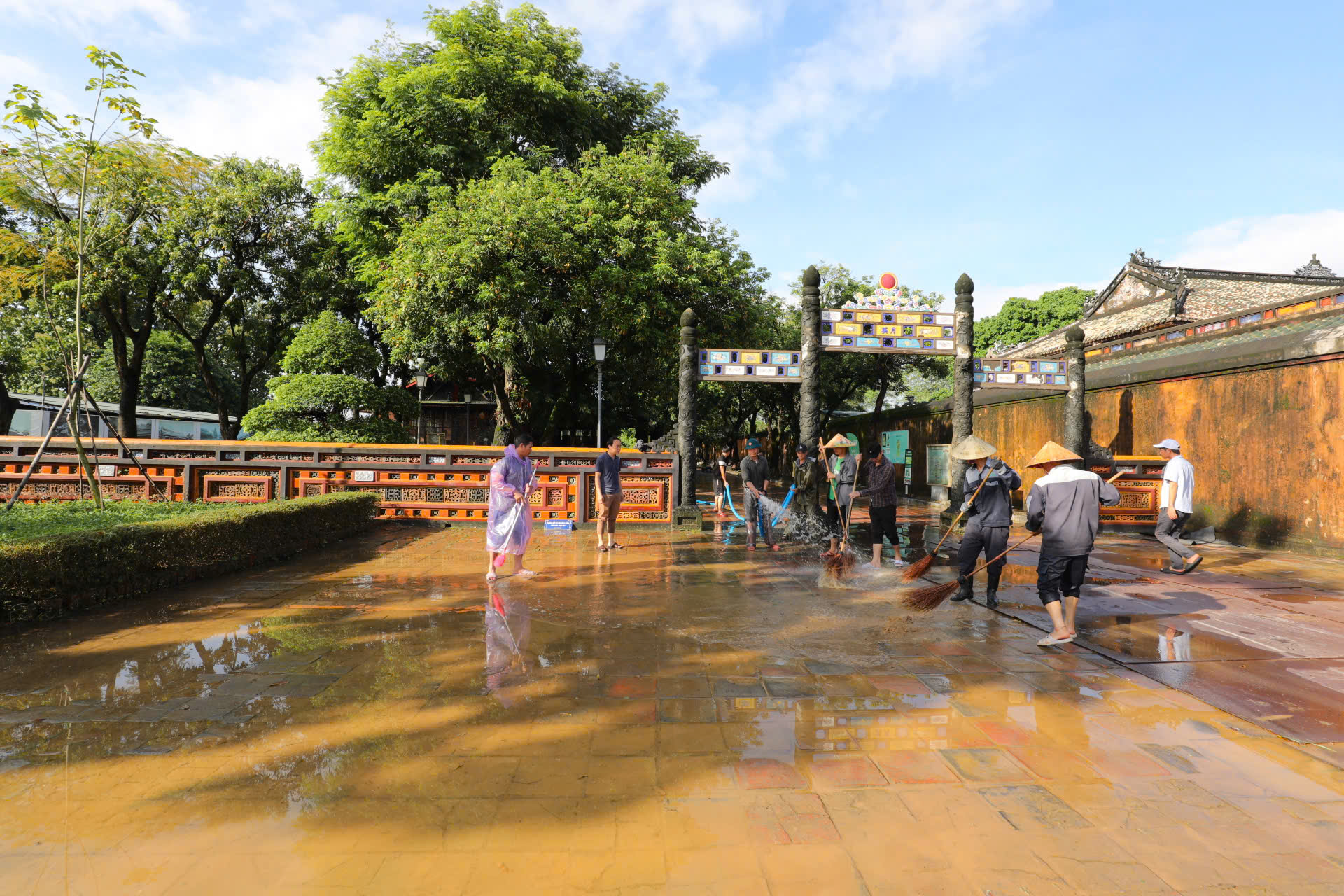Làm sạch môi trường khu di tích.