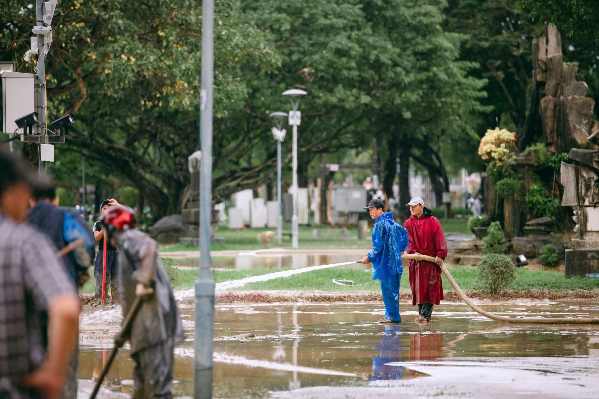 Dùng vòi xịt bùn đất trên đường