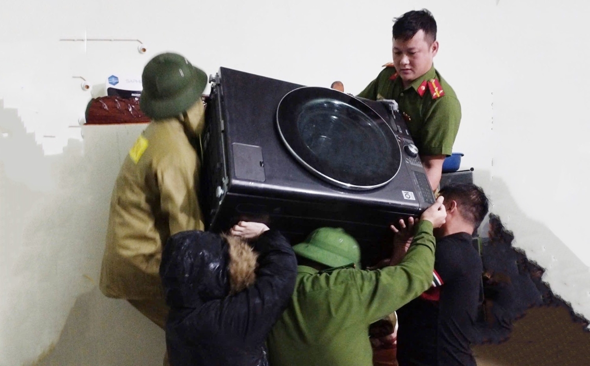 Lực lượng chức năng khẩn trương cùng các người dân di dời tài sản&nbsp;