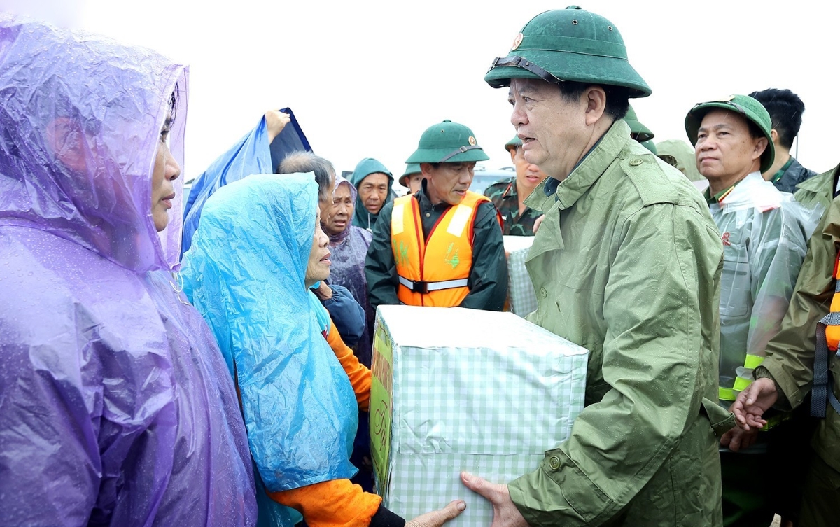 Phó Thủ tướng Chính phủ Mai Văn Chính thăm hỏi, động viên người dân bị ảnh hưởng ngập lụt ở phường Vũng Áng