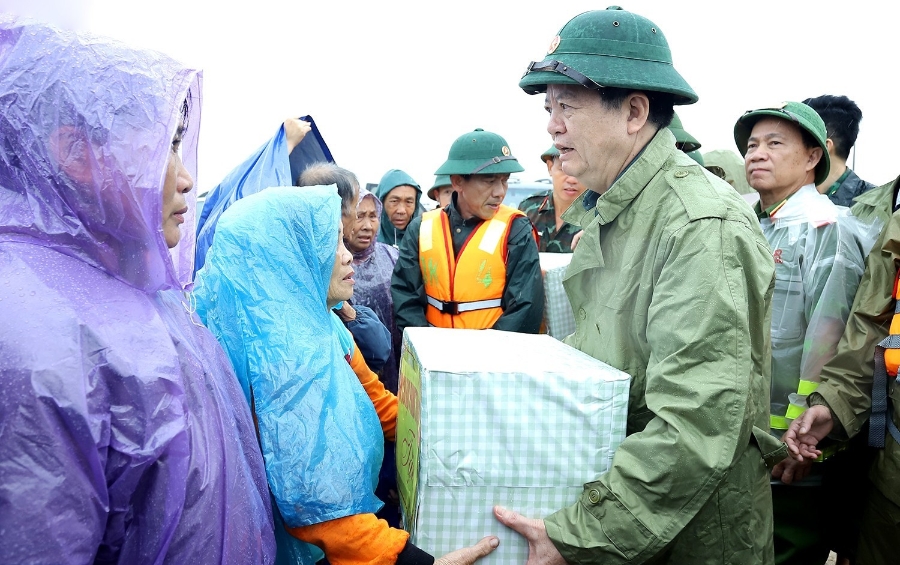 Phó Thủ tướng Chính phủ Mai Văn Chính thăm hỏi, động viên người dân bị ảnh hưởng ngập lụt ở phường Vũng Áng
