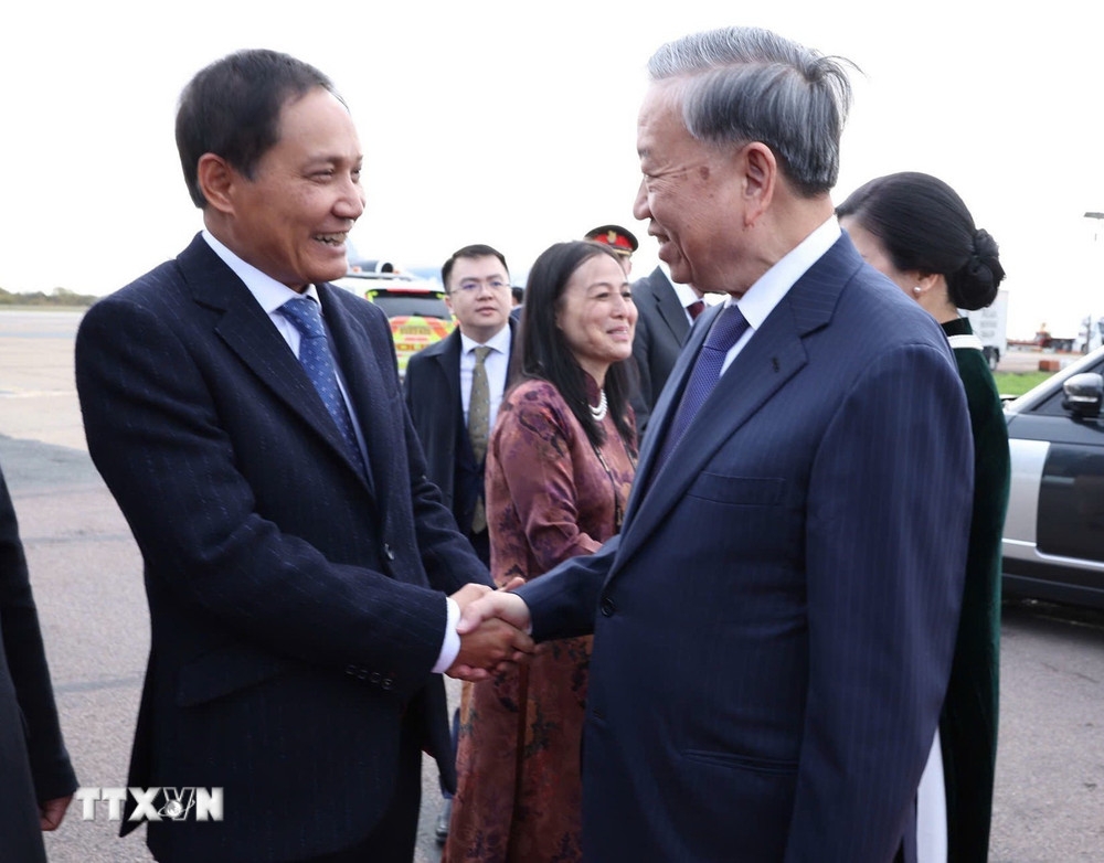 Đại sứ Đỗ Minh Hùng tiễn Tổng Bí thư Tô Lâm và Phu nhân. Ảnh: TTXVN.