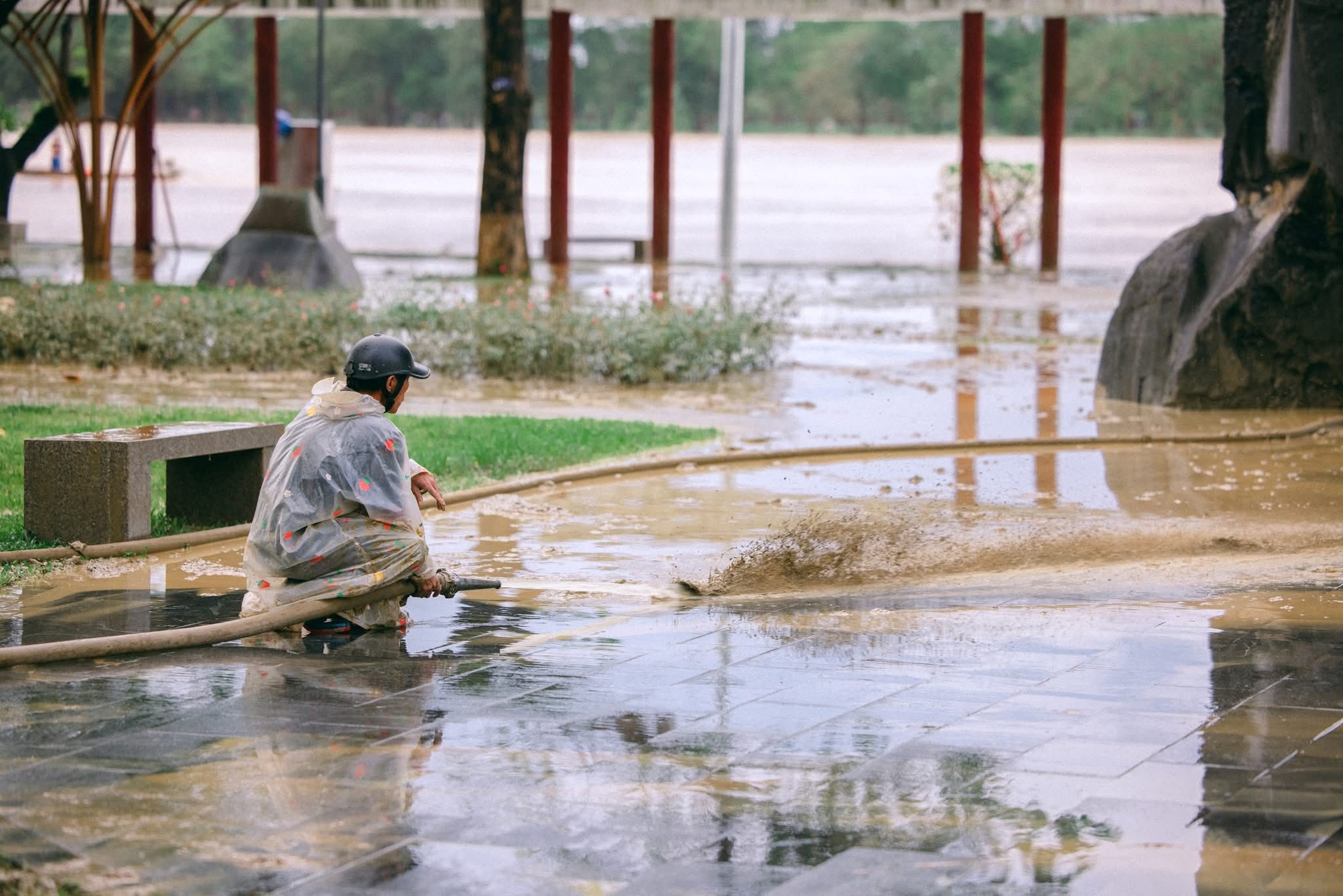 Việc vệ sinh tại các khu vực công cộng được thực hiện theo hình thức cuốn chiếu, “nước rút đến đâu, vệ sinh đến đó”; đồng thời tổ chức tiêu độc, khử khuẩn môi trường, phòng ngừa dịch bệnh, đảm bảo an toàn vệ sinh sau mưa lũ. 