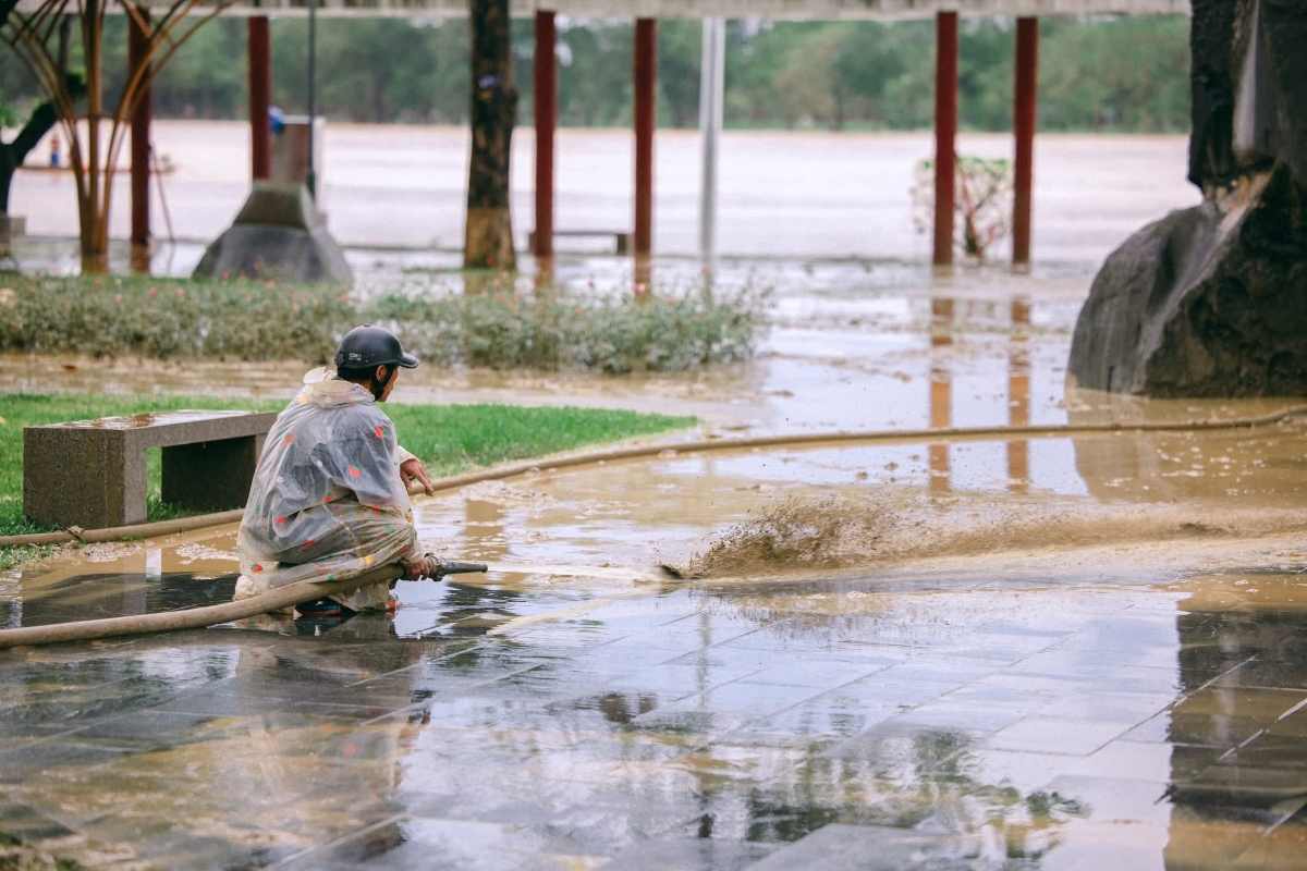 Việc vệ sinh tại các khu vực công cộng được thực hiện theo hình thức cuốn chiếu, “nước rút đến đâu, vệ sinh đến đó”; đồng thời tổ chức tiêu độc, khử khuẩn môi trường, phòng ngừa dịch bệnh, đảm bảo an toàn vệ sinh sau mưa lũ.&nbsp;