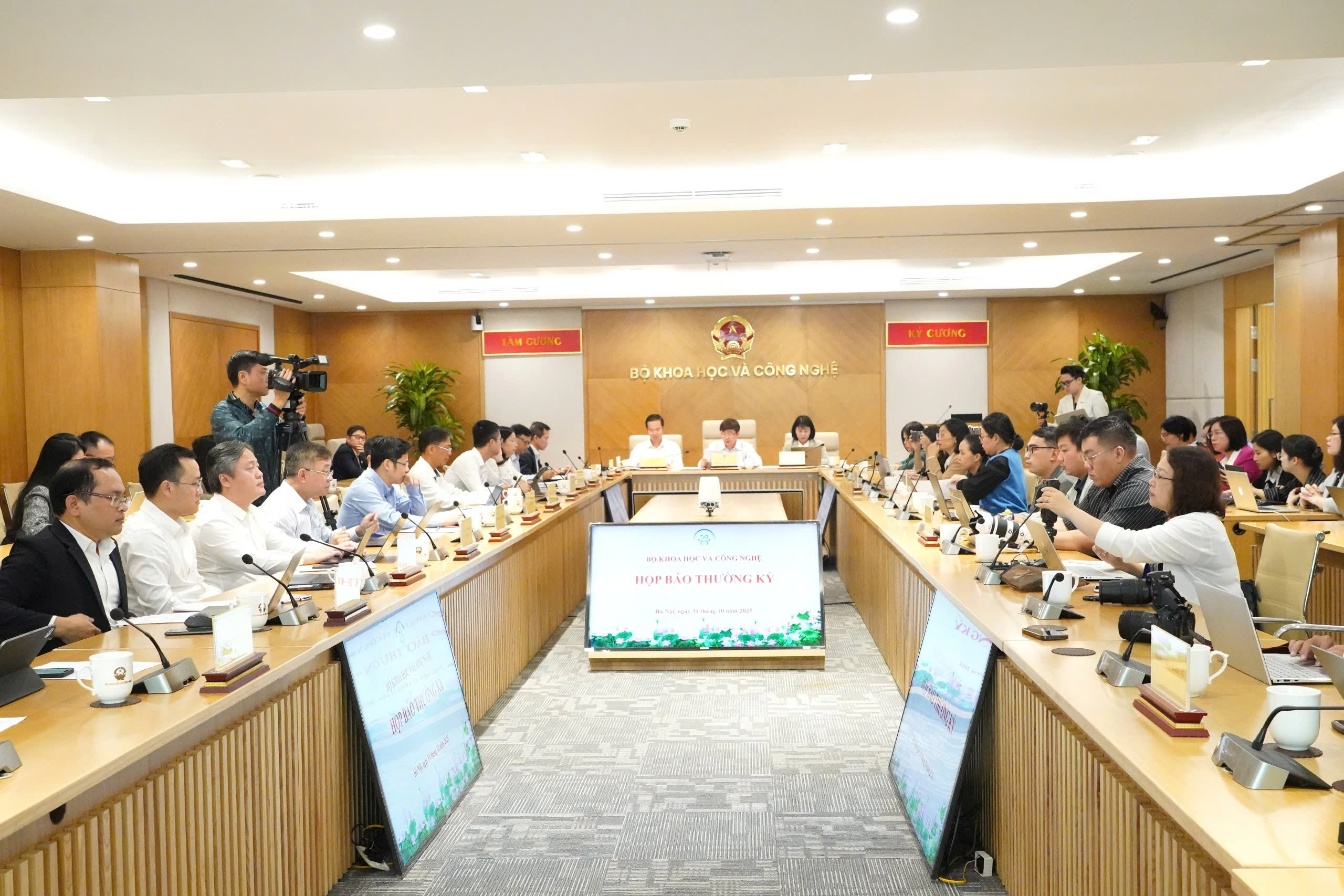 Toàn cảnh Họp báo thường kỳ Bộ Khoa học và Công nghệ ngày 31/10. 