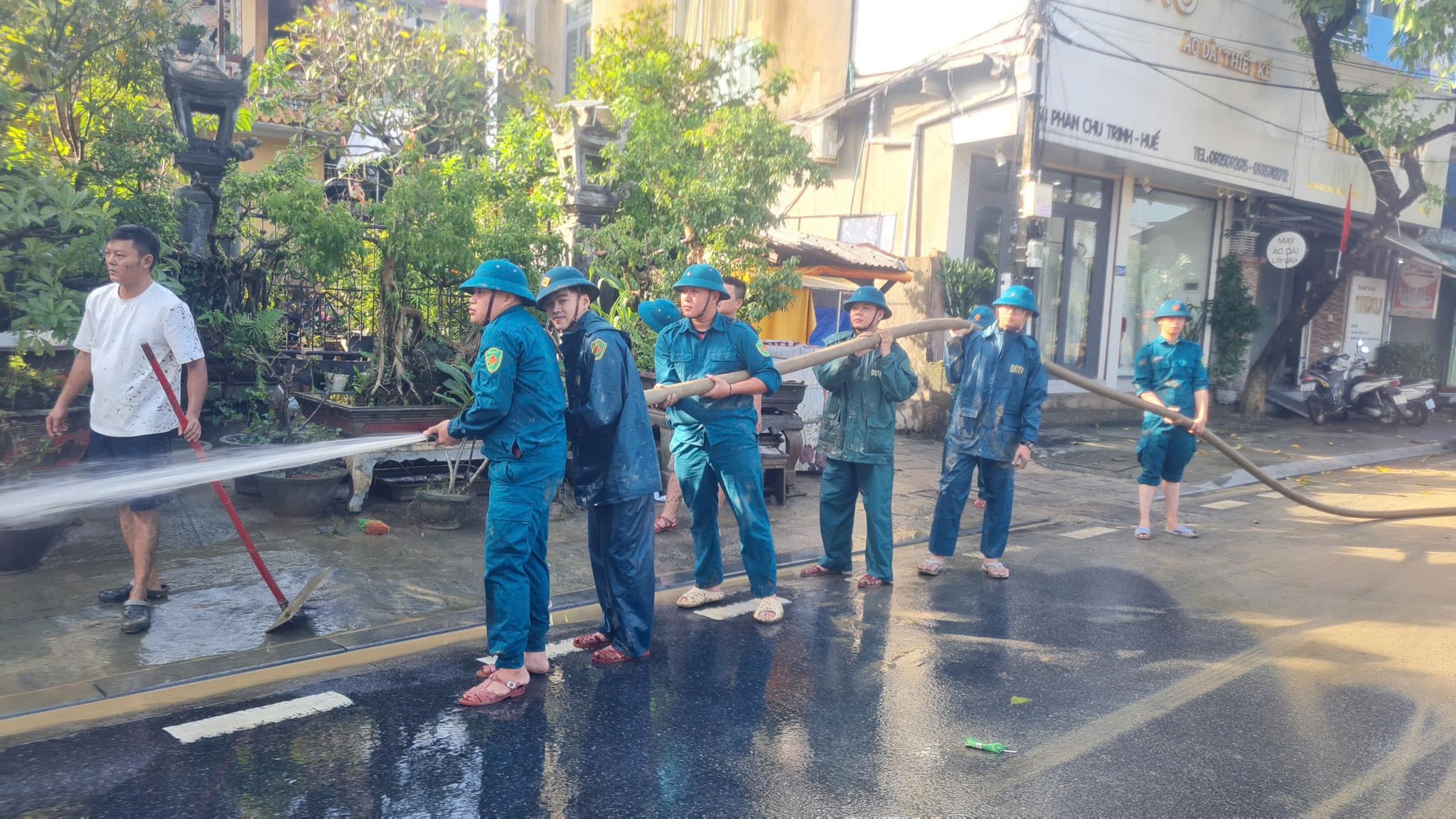 Sử dụng các vòi xịt nước cỡ lớn để rửa sạch bùn đất