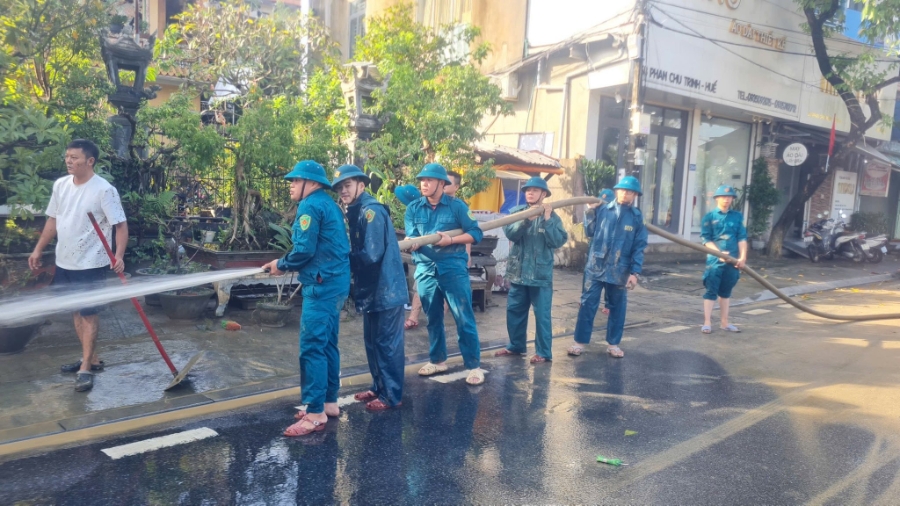 Sử dụng các vòi xịt nước cỡ lớn để rửa sạch bùn đất