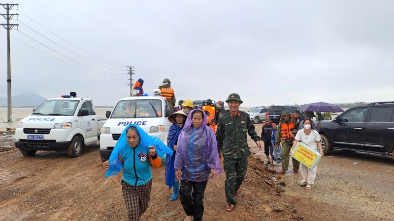 Đến trưa ngày 31/10, về cơ bản người dân tại các vùng bị ảnh hưởng bởi mưa lụt tại các phường, xã phía Nam Hà Tĩnh đã được hỗ trợ đến nơi trú ẩn an toàn.&nbsp;