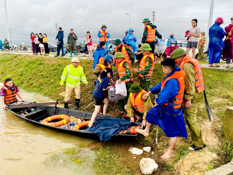 Lực lượng Công an phối hợp di dời người dân và tài sản đến nơi an toàn.