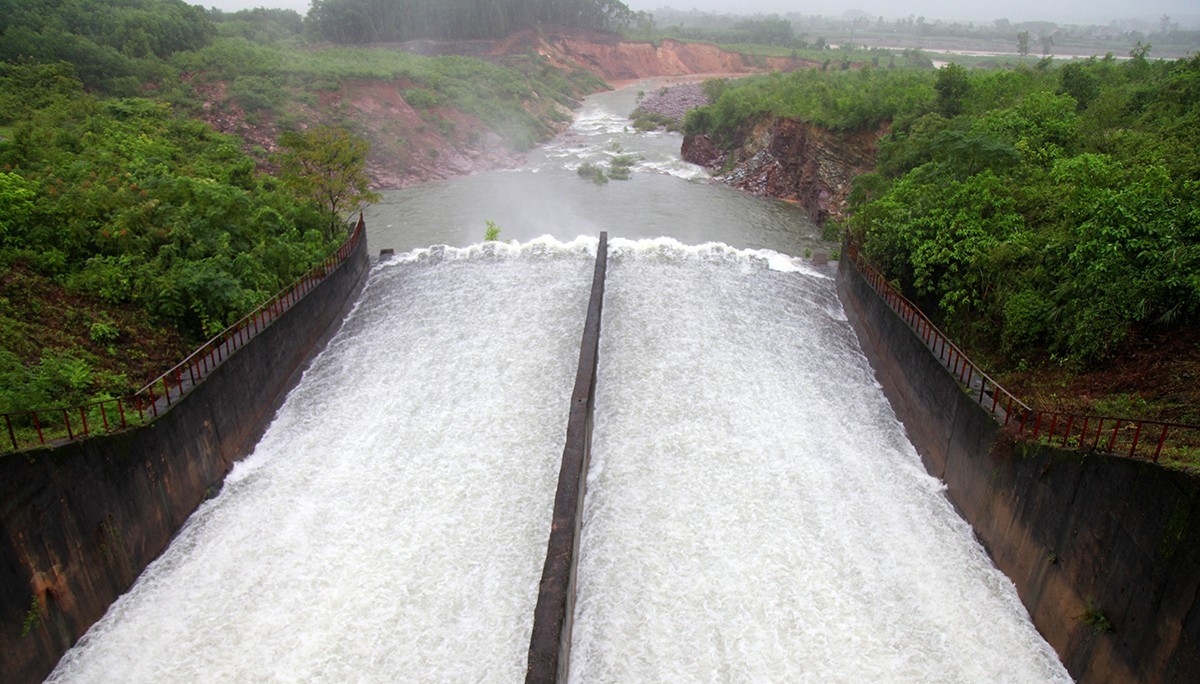 Do mưa lớn kéo dài, mực nước tại các hồ chứa lớn đều tăng cao, nhiều hồ đã phải xả tràn để đảm bảo an toàn. Hồ Kẻ Gỗ đạt 96,17% dung tích thiết kế, Sông Rác đạt 94,38%, còn Ngàn Trươi đạt 67,99%. Các hồ chứa như Kẻ Gỗ, Sông Rác, Kim Sơn, Thượng Sông Trí, Tàu Voi, Khe Xai, Bộc Nguyên và Đá Hàn đang xả lũ với tổng lưu lượng hàng trăm mét khối mỗi giây. Nhà máy thủy điện Hố Hô cũng điều tiết nước qua tràn với lưu lượng 372 m3/giây.