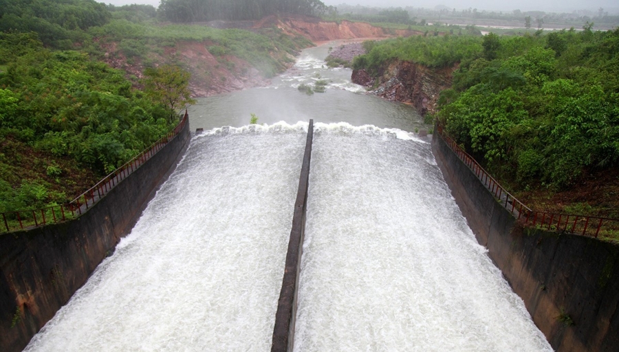 Từ 6h ngày 31/10, hồ Kẻ Gỗ (xã Cẩm Duệ, tỉnh Hà Tĩnh) tăng lưu lượng xả tràn lên 100 – 350 m3/giây để chủ động ứng phó với mưa lớn.