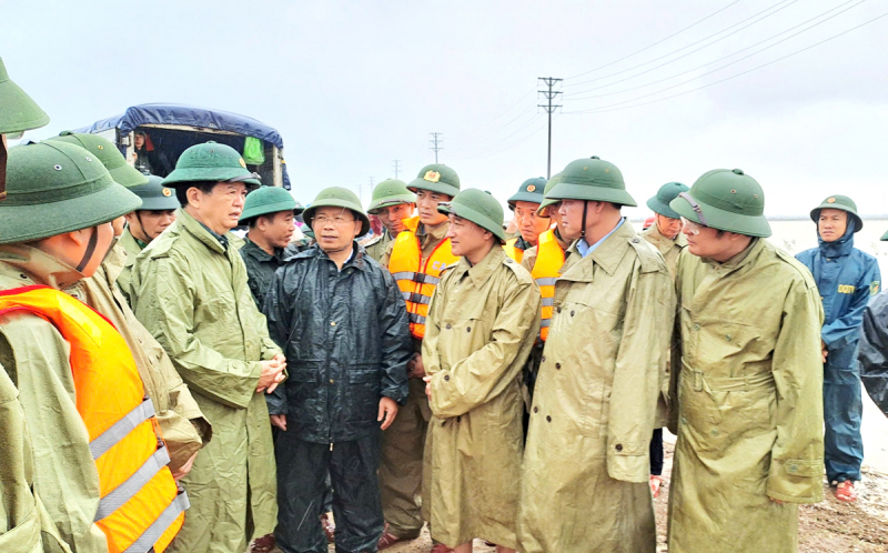 Trước tình hình mưa lớn kéo dài gây ngập sâu tại nhiều khu dân cư tại các phường, xã khu vực phía Nam của tỉnh Hà Tĩnh, sáng ngày 31/10, Phó Thủ tướng Chính phủ Mai Văn Chính đã trực tiếp đến kiểm tra, chỉ đạo công tác sơ tán dân và ứng phó mưa lũ.