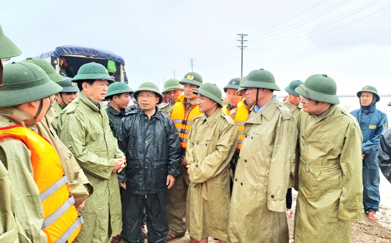 Trước tình hình mưa lớn kéo dài gây ngập sâu tại nhiều khu dân cư tại các phường, xã khu vực phía Nam của tỉnh Hà Tĩnh, sáng ngày 31/10, Phó Thủ tướng Chính phủ Mai Văn Chính đã trực tiếp đến kiểm tra, chỉ đạo công tác sơ tán dân và ứng phó mưa lũ.