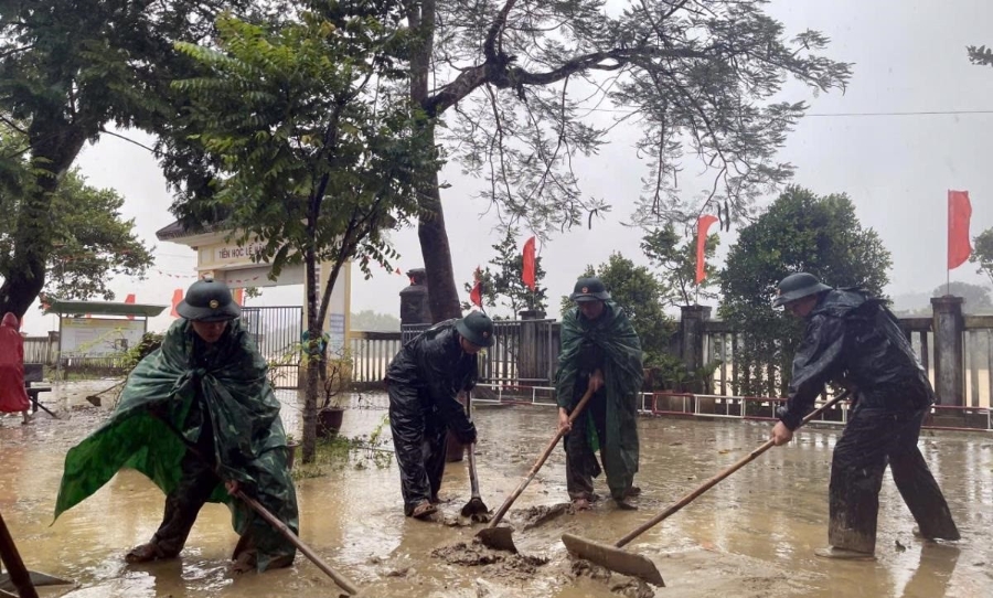 Lực lượng bộ đội biên phòng tham gia khắc phục hậu quả mưa lũ tại Trường THCS Hương Thọ.