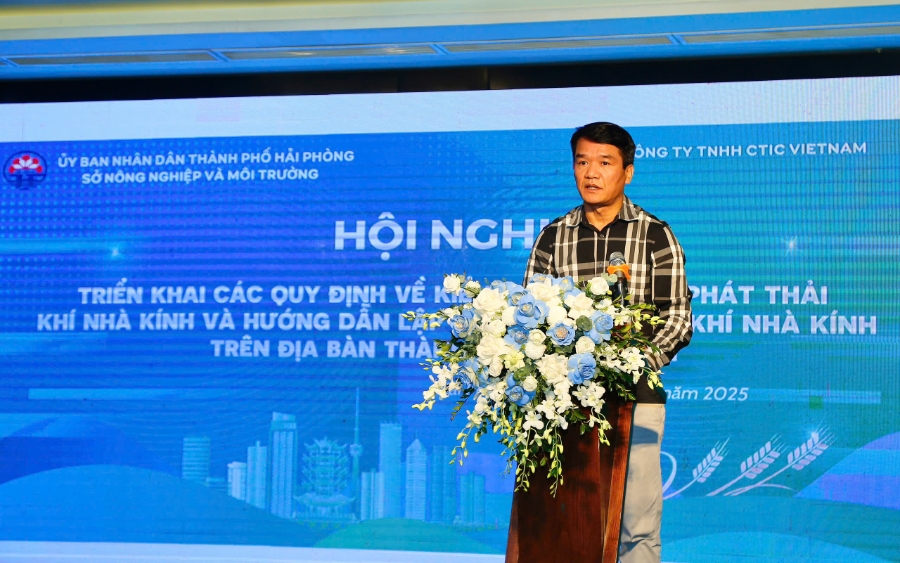 Phó Giám đốc Sở Nông nghiệp và Môi trường Phạm Văn Thuấn phát biểu tại hội nghị.