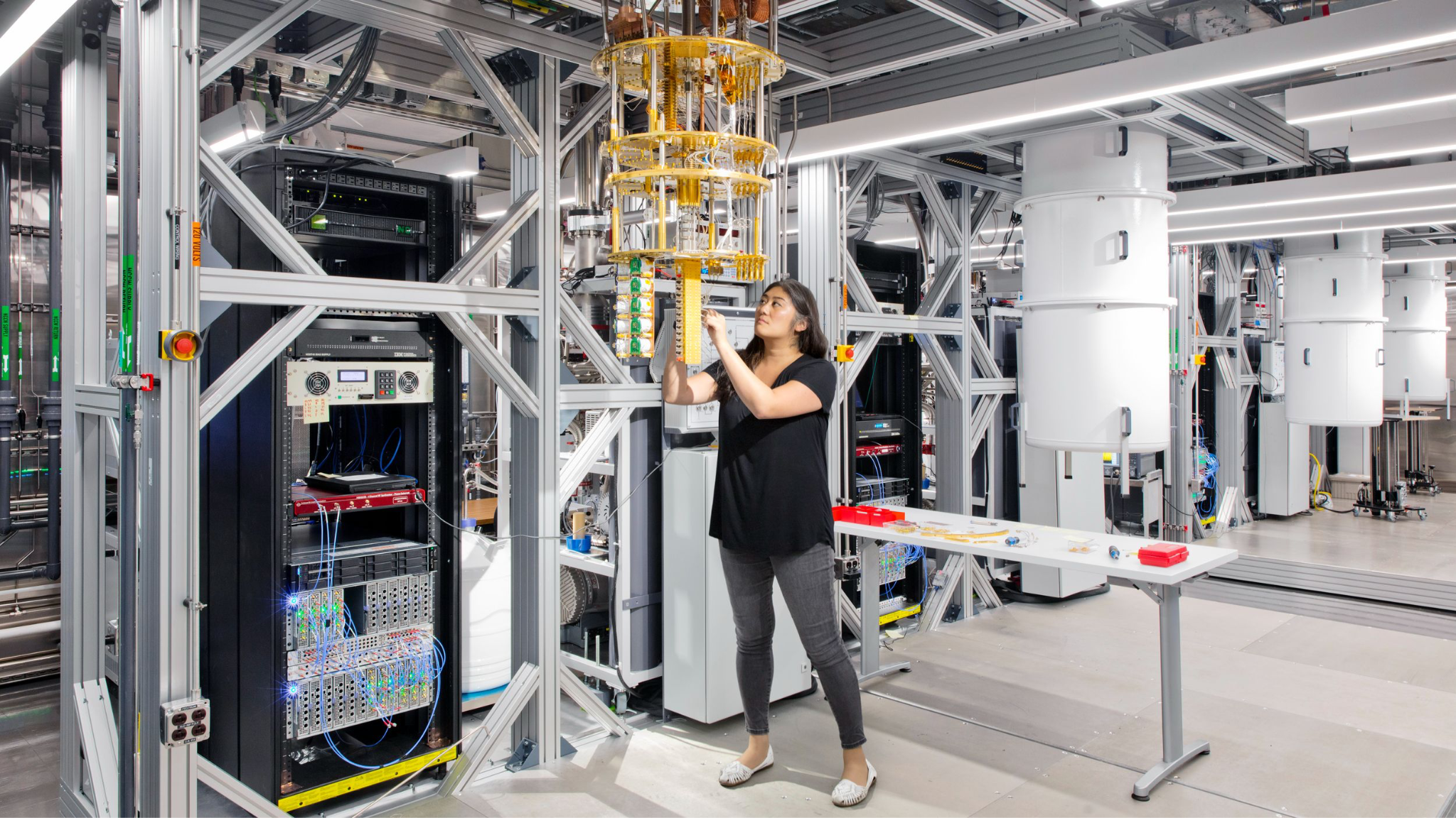 Một nhà khoa học của IBM trong phòng thí nghiệm lượng tử tại New York. Ảnh: Connie Zhou/IBM