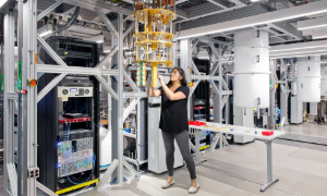 Một nhà khoa học của IBM trong phòng thí nghiệm lượng tử tại New York. Ảnh: Connie Zhou/IBM