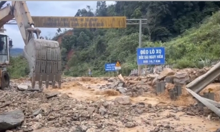 Hàng loạt tuyến đường tại miền Trung vẫn khó lưu thông sau mưa lũ