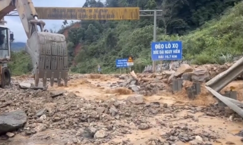 Hàng loạt tuyến đường tại miền Trung vẫn khó lưu thông sau mưa lũ