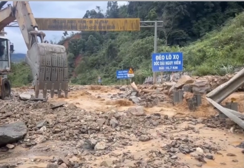 Khắc phục sạt lở tại đèo Lò Xo.
