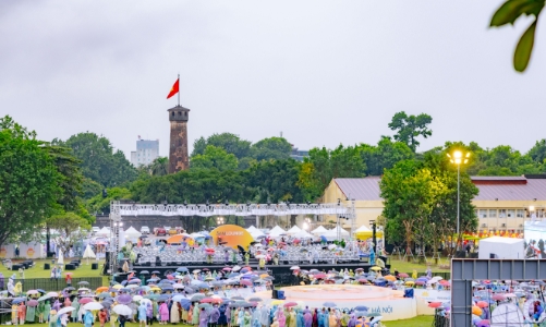 Show diễn lúc 5 giờ sáng thu hút hàng ngàn khán giả