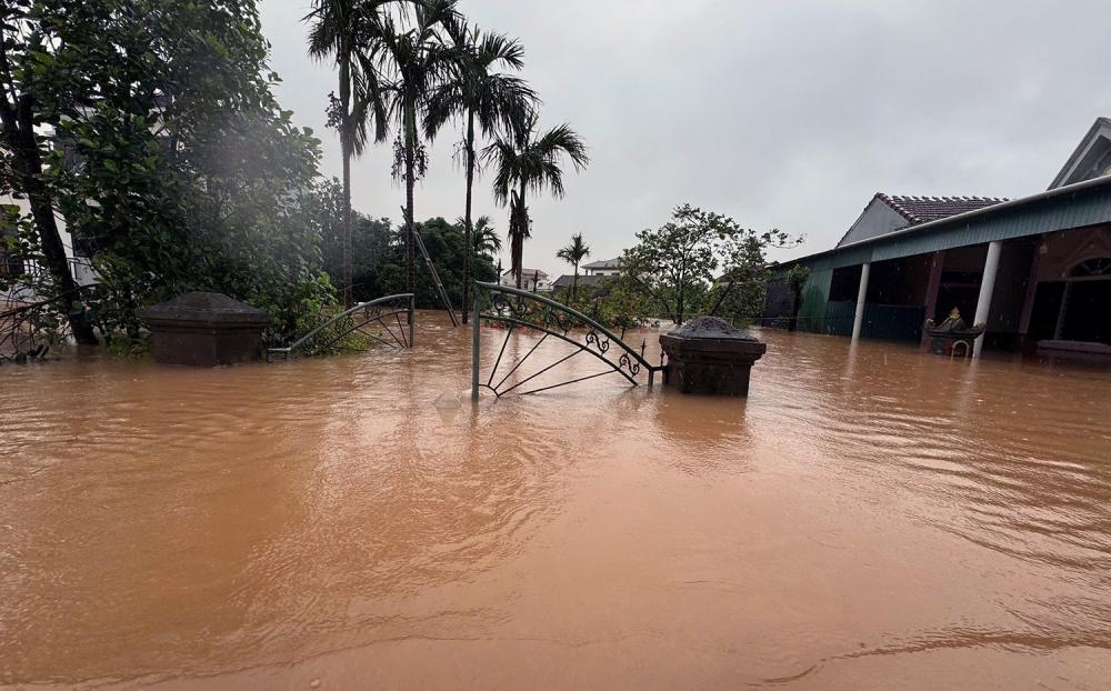 Trong đó, xã Cẩm Duệ ghi nhận 2.950 hộ bị ảnh hưởng, phường Vũng Áng 500 hộ, xã Cẩm Bình 487 hộ, phường Hoành Sơn 34 hộ, Cẩm Xuyên 227 hộ, Hương Đô 41 hộ, Hương Phố 25 hộ...