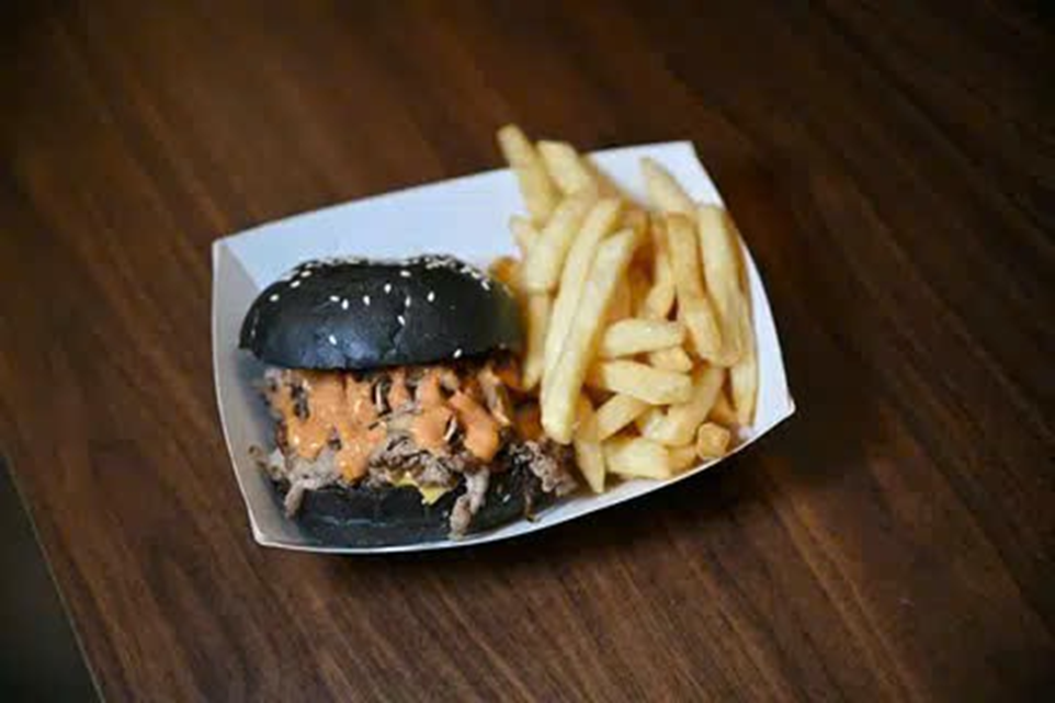 Từ tro tàn đến biểu tượng Burger Singapore: Hành trình của doanh nhân trẻ Lee Syafiq - Ảnh 2