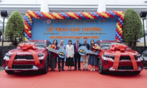 Hai khách hàng miền Bắc trúng ô tô Kia New Sonet trong chương trình Tri ân của Yến sào Khánh Hòa