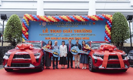 Đại diện công ty Yến sào Khánh Hòa trao tặng 2 giải Nhì cho khách hàng may mắn của chương trình.