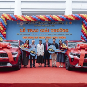 Đại diện công ty Yến sào Khánh Hòa trao tặng 2 giải Nhì cho khách hàng may mắn của chương trình.