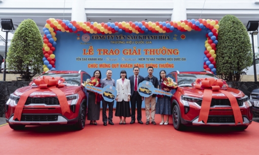 Đại diện công ty Yến sào Khánh Hòa trao tặng 2 giải Nhì cho khách hàng may mắn của chương trình.